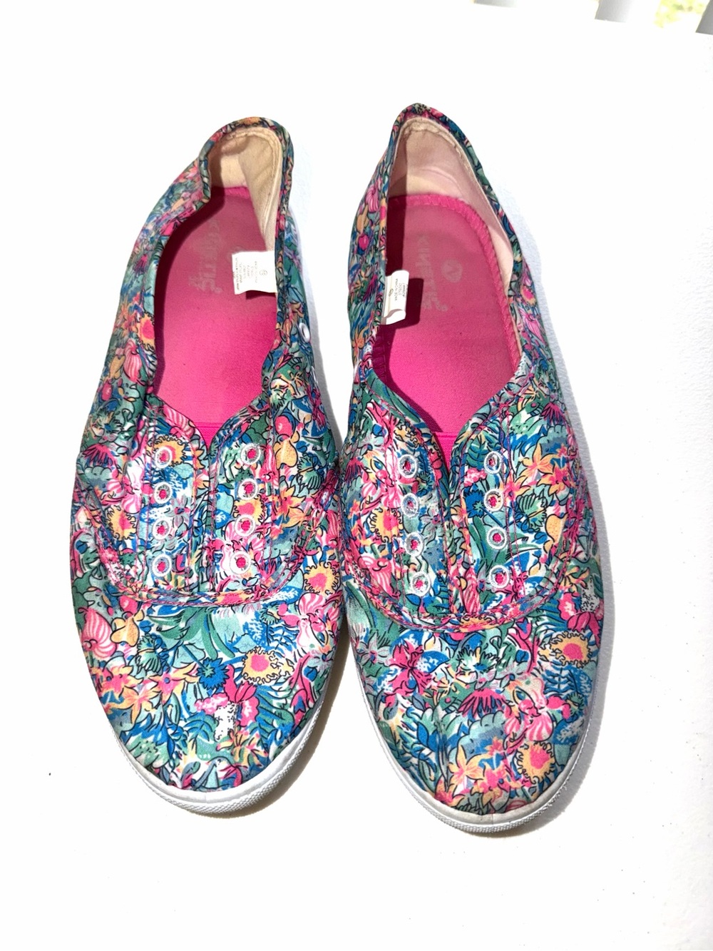 Pink floral slip-on sneakers with multicolored floral print